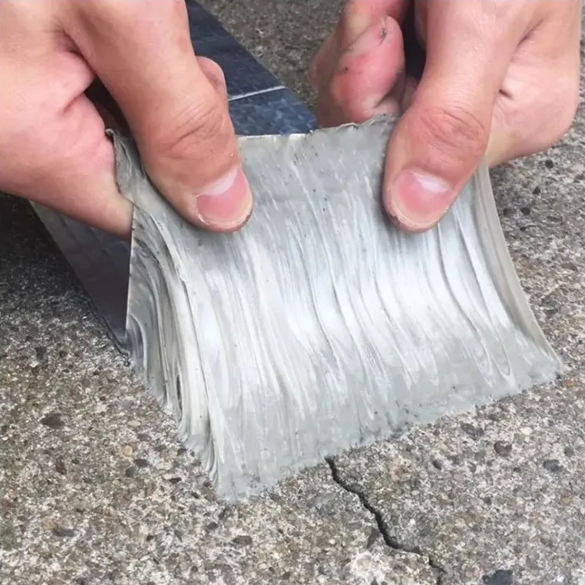 Detalle de la cinta de butilo sellando una canaleta